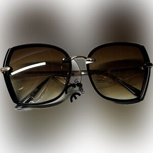 Elegant Black Sunglasses